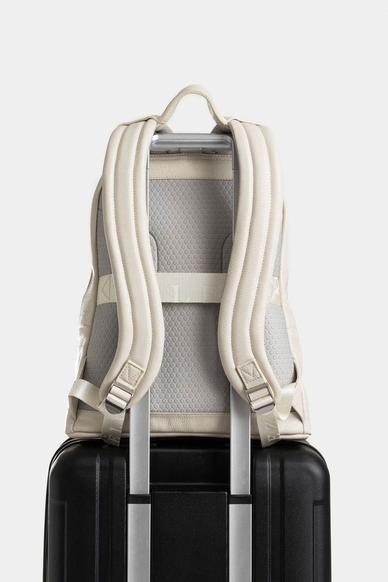 1037425-09-03-Morral-de-cuero