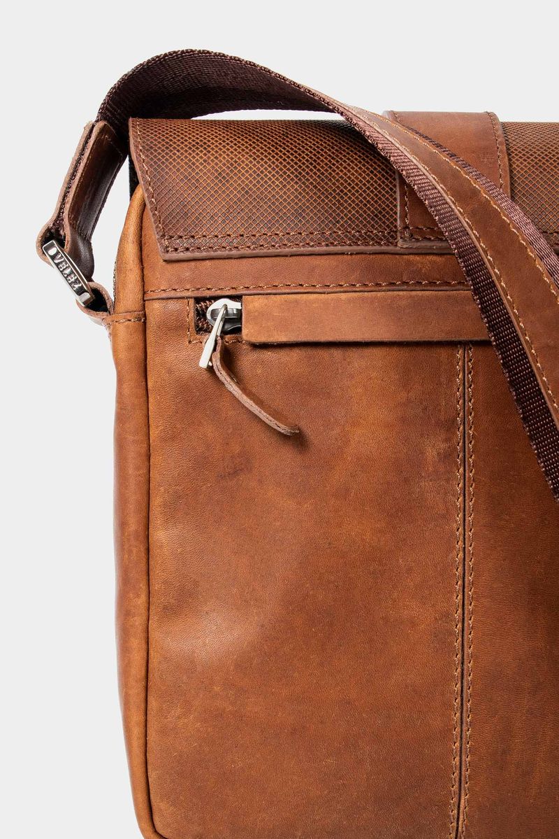 1029995-02-03-Bolso-manos-libres-de-cuero
